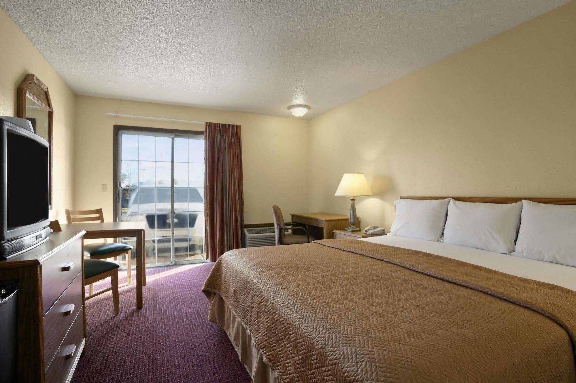 Travelodge Inn & Suites By Wyndham Muscatine מראה חיצוני תמונה