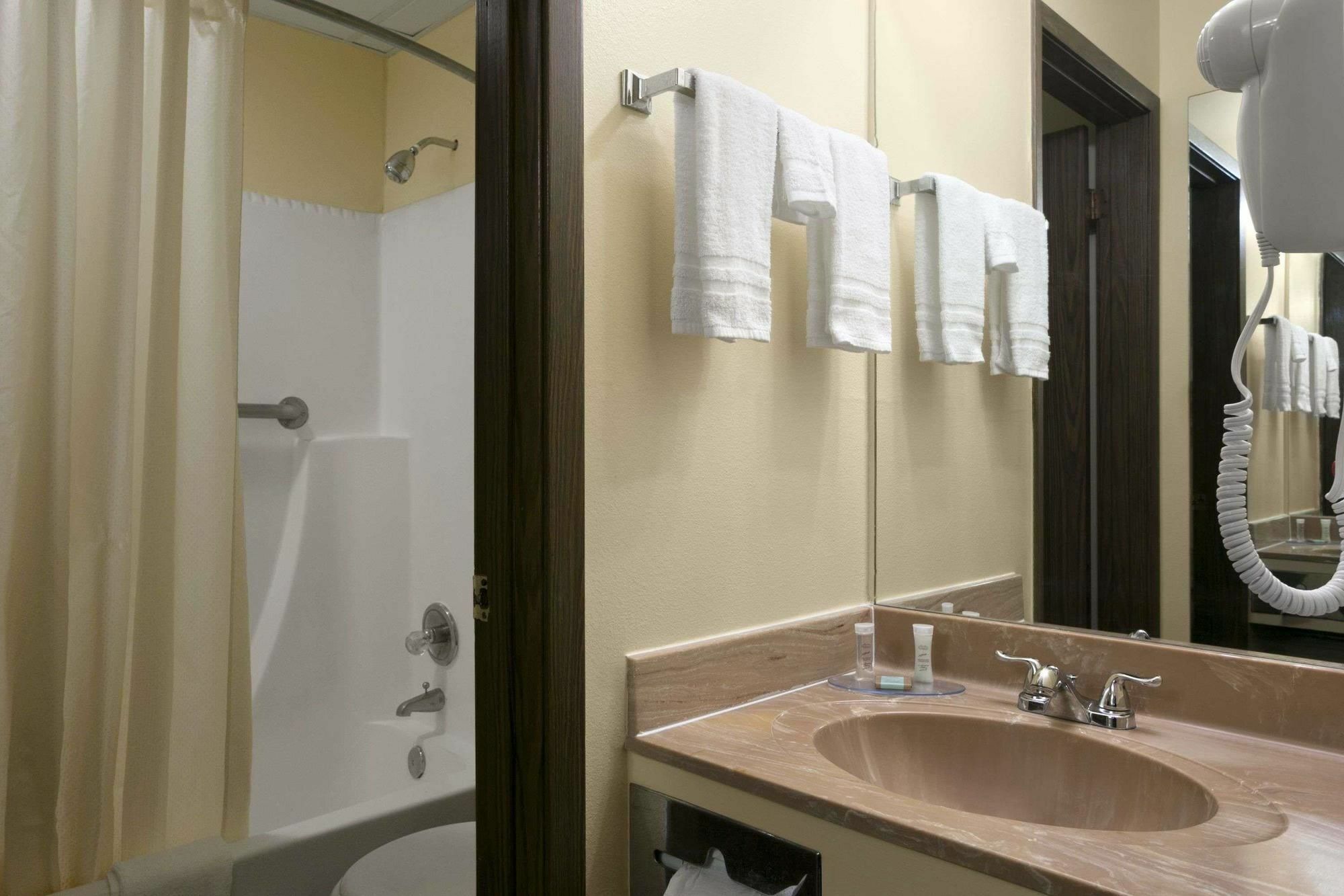 Travelodge Inn & Suites By Wyndham Muscatine מראה חיצוני תמונה